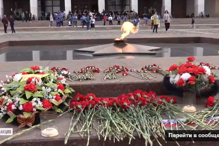 Вспомним всех поименно: В Москве зажгли 1418 свечей памяти.