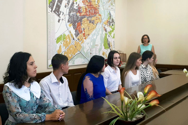 Школьники столицы Хакасии получили награду из рук мэра