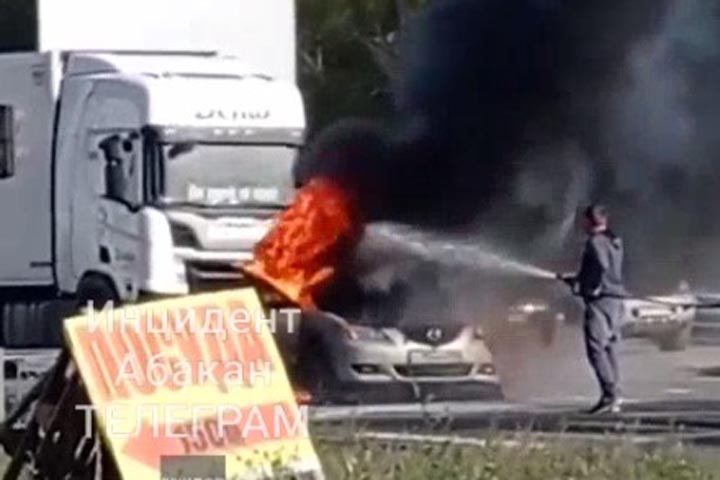 «Помогать надо людям!» - в Абакане загоревшийся автомобиль потушил очевидец происшествия