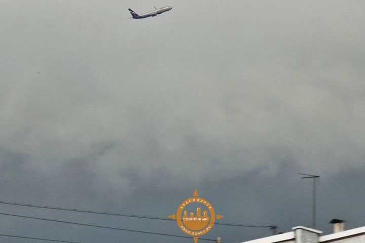 Сфотографирован самолет, который нарезал круги вокруг грозы над городом  