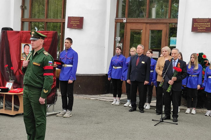 В Абазе похоронили погибшего на Украине воина