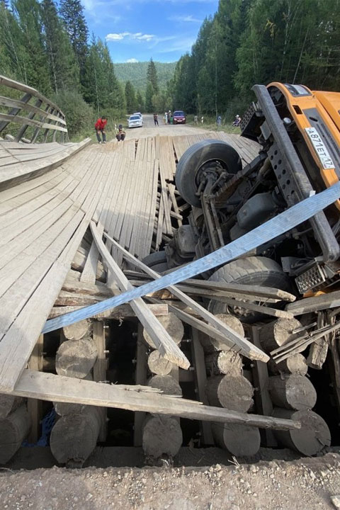 Грузовик с 16 тоннами древесины сломал мост