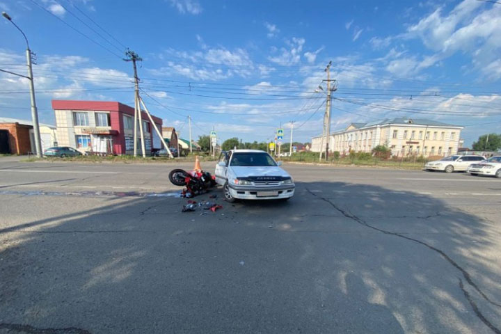 На перекрестке в Абакане автоледи сбила молодого мотоциклиста