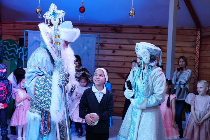 Магия новогодней сказки: в театре «Читiген» показали сказочную интермедию