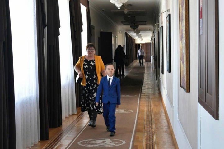Семилетний мальчик пришел на экскурсию в кабинет главы республики