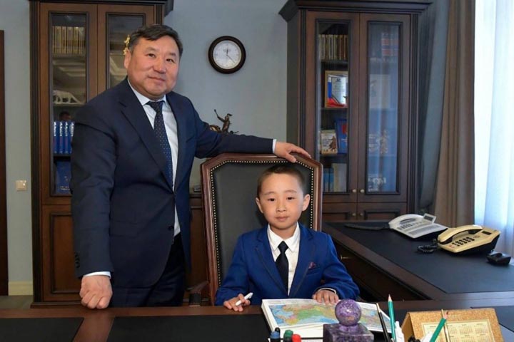 Семилетний мальчик пришел на экскурсию в кабинет главы республики