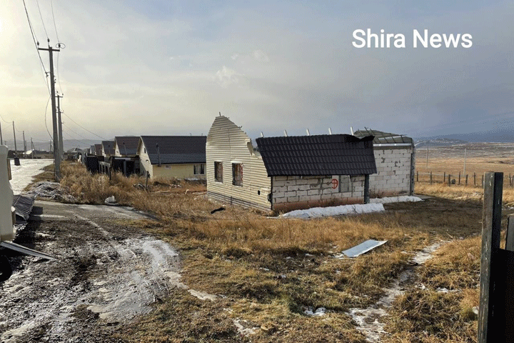 Сорванные крыши и поваленные столбы: жители Ширинского района делятся последствиями удара ветра