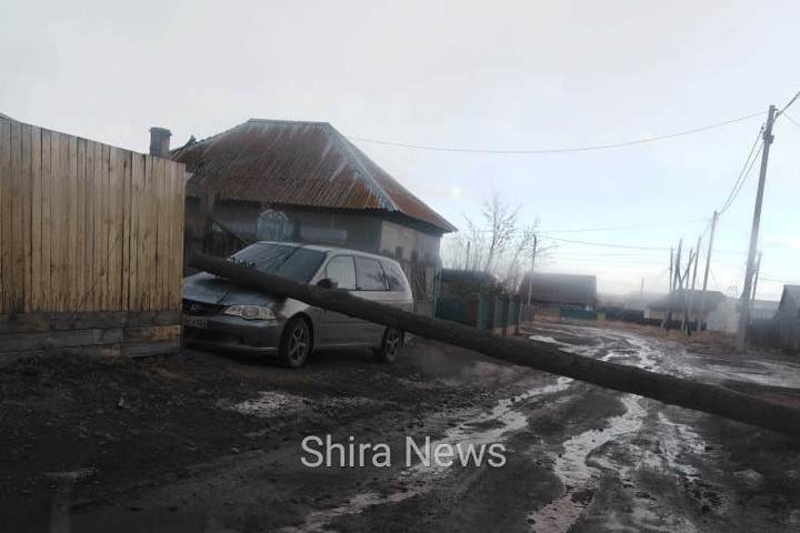 Сорванные крыши и поваленные столбы: жители Ширинского района делятся последствиями удара ветра
