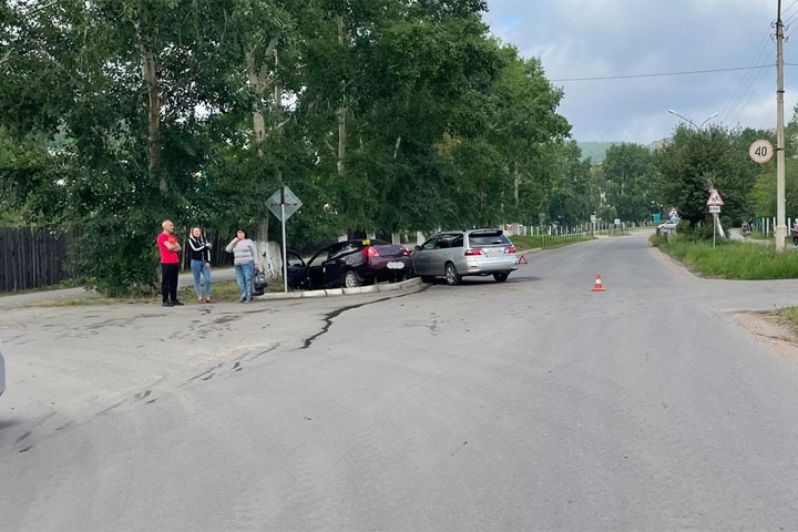 В Хакасии две иномарки не смогли поделить дорогу и устроили ДТП