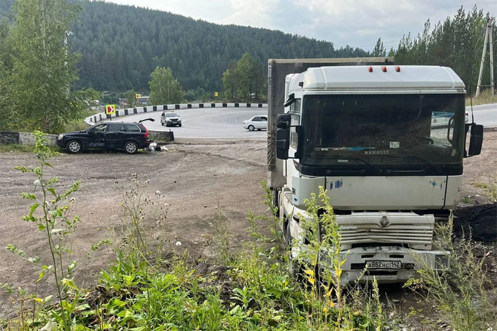 В ДТП с фурой пострадали 5 человек, среди которых - дети