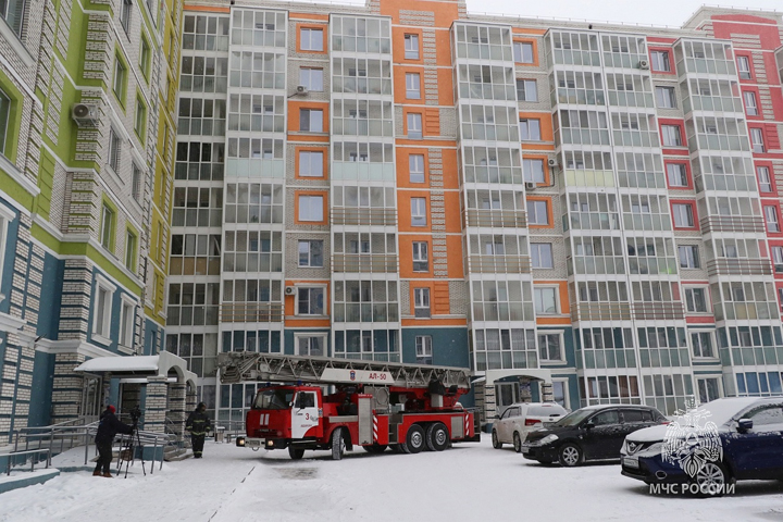 В Абакане во дворе нового дома проверили маневренность пожарной машины