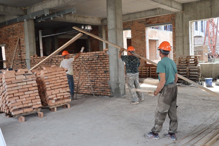  Строительство школы № 33 в столице Хакасии идет по графику