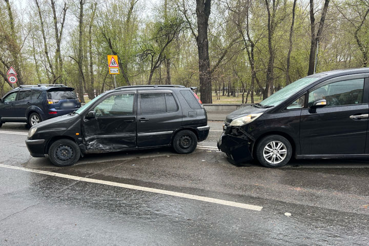 Утренняя авария по Ивана Ярыгина в Абакане: в одной из машин находилась девочка 