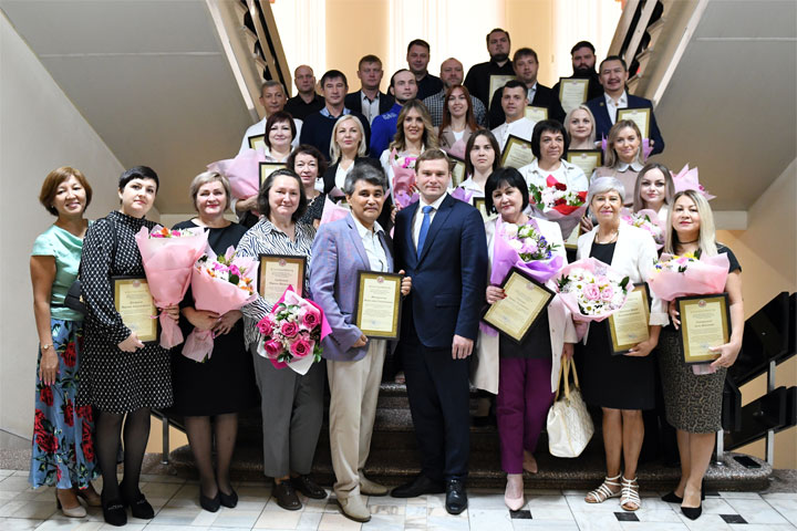Валентин Коновалов наградил сотрудников Хакасской республиканской филармонии