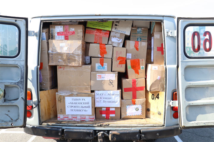 Абакан – Донбассу: военным переданы автомобиль и полторы тонны гуманитарки