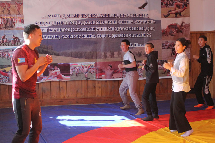 Профессиональный боксер провел мастер-класс для школьников из далекого села