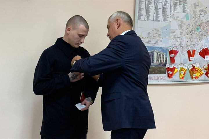 Житель Черногорска получил орден Мужества