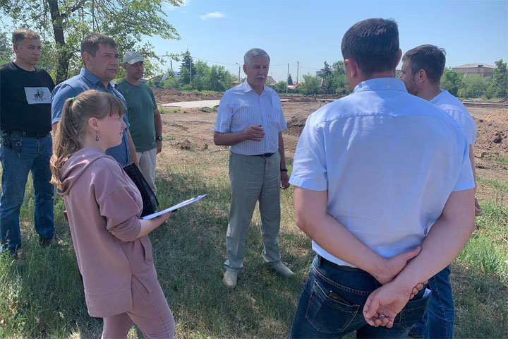 Работы по благоустройству парка в Черногорске проводят в срок