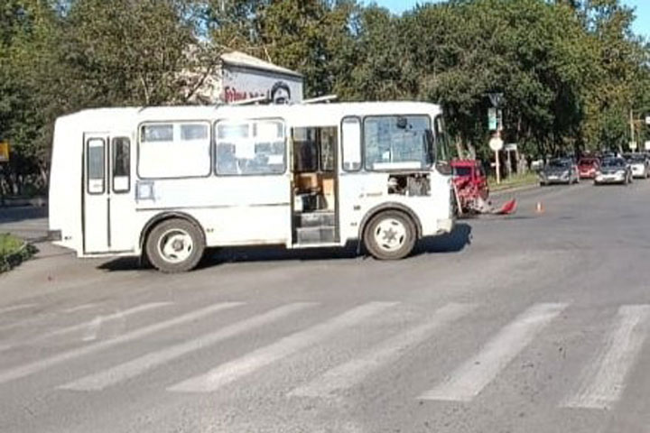 В Абакане на Ленкомсомола и Советской автоледи протаранила маршрутку, пострадал ребенок