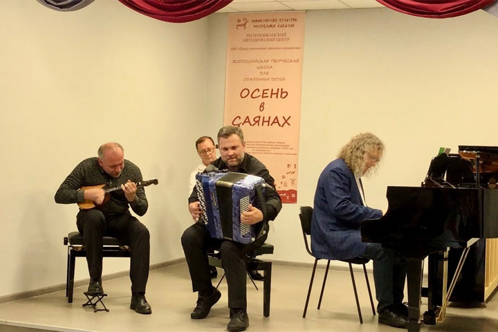 В Хакасии прошел концерт участников творческой школы «Осень в Саянах»
