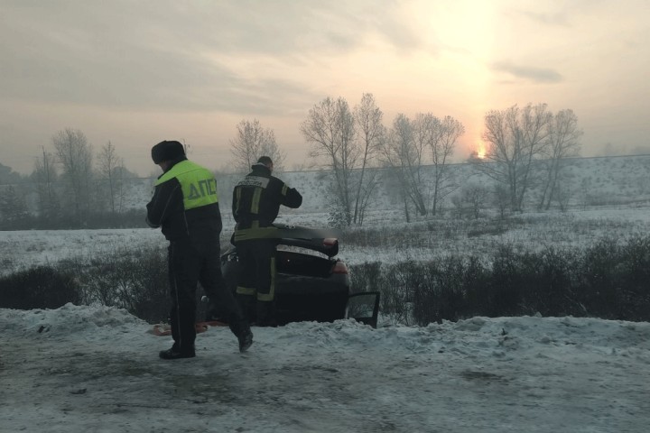 По дороге в Минусинск иномарка попала в кювет