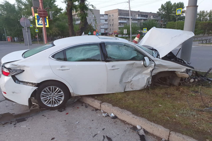 В Абакане по Др.Народов 21-летний водитель Lexus ES 250 устроил аварию