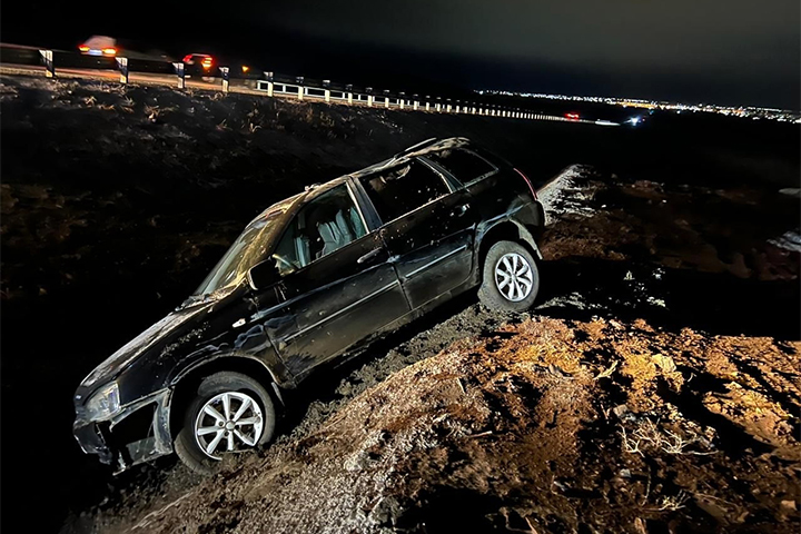 На ночной заснеженной трассе в Хакасии погиб человек