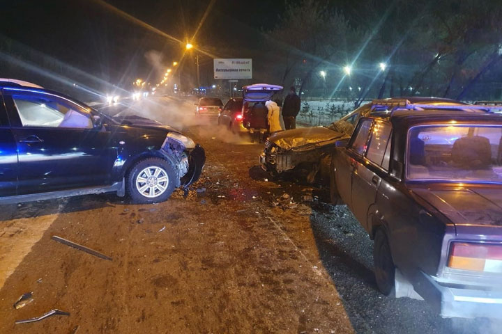 В Абакане по Аскизской столкнулись 3 автомобиля 