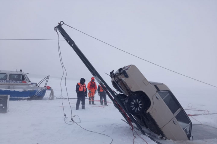 Автомобиль с телом подняли со дна Красноярского водохранилища 