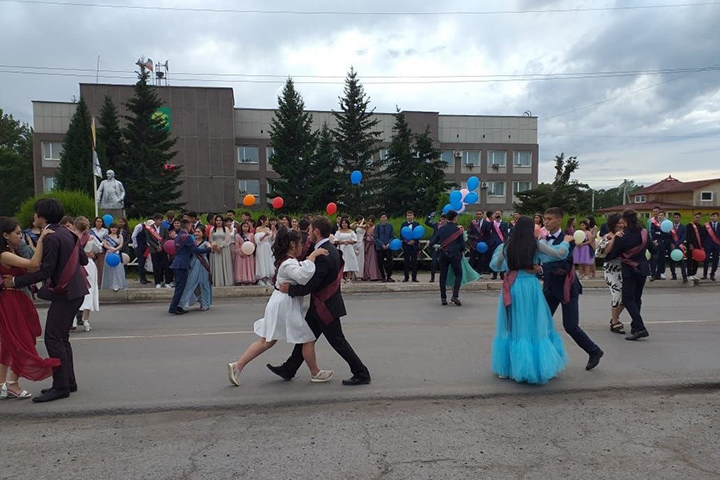 В Аскизском районе 216 выпускников простились со школой