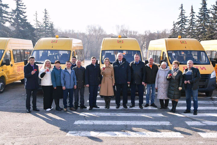 Районы Хакасии получили новые школьные автобусы