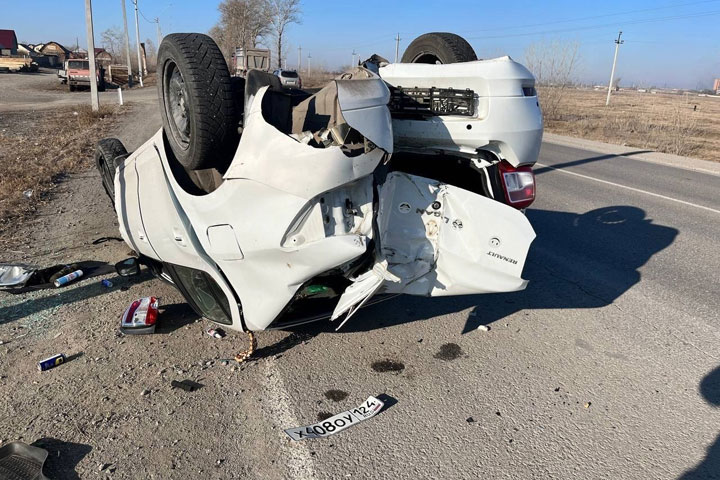 Авария на Аскизском тракте, один из автомобилей перевернулся  