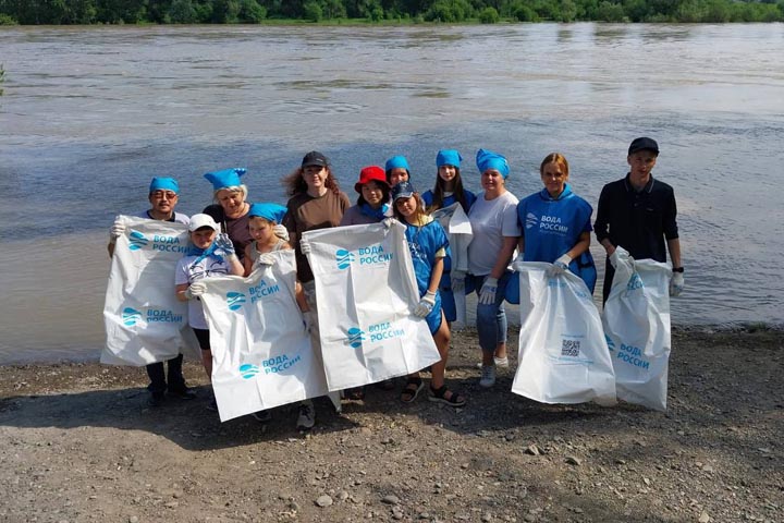 В День реки Абакан экологический десант собрал с берега более 20 мешков мусора 