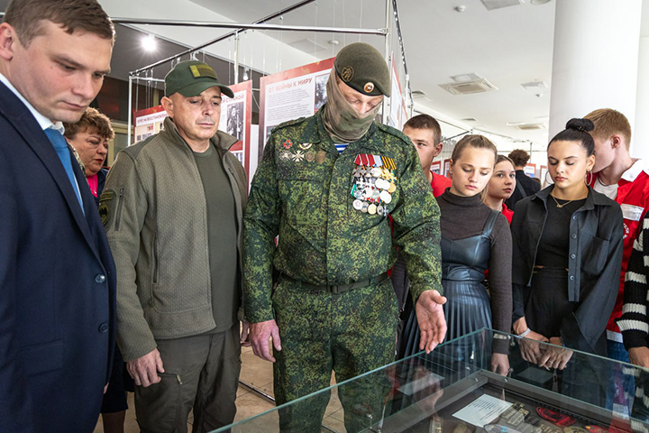 Сергей Сокол передал трофей для выставки «Донбасс - Россия: история и современность»