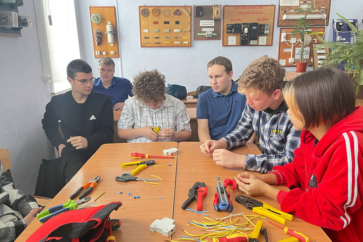 Черногорский горно-строительный техникум принял школьников Абазы в рамках проекта «Билет в будущее»