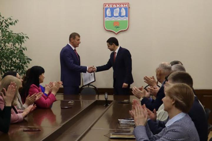 Главу Абакана Алексея Лемина наградили Почетной грамотой Совета Федерации