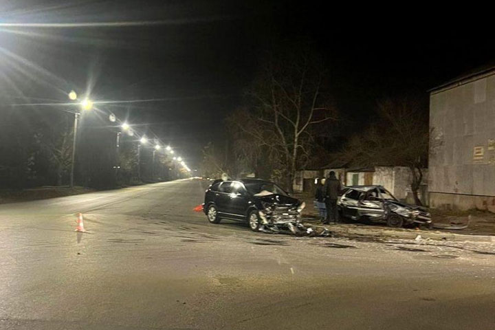 В Черногорске по Мира ВАЗ, не уступивший Honda CR-V, превратился в груду железа 