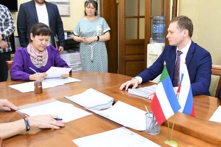 Валентин Коновалов подал документы на участие в выборах главы Хакасии