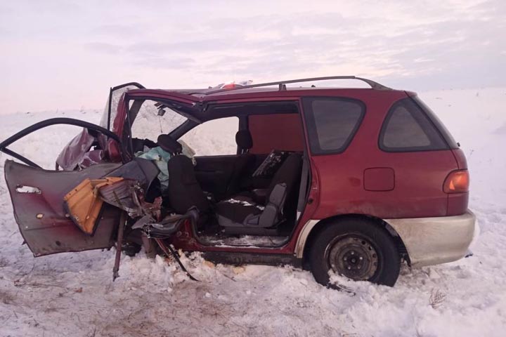 В Хакасии Toyota Ipsum вылетела на встречку: погиб водитель грузовика, пострадали три человека