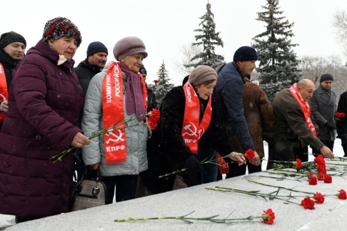 К памятнику Ленину на Первомайской площади Абакана возложили цветы
