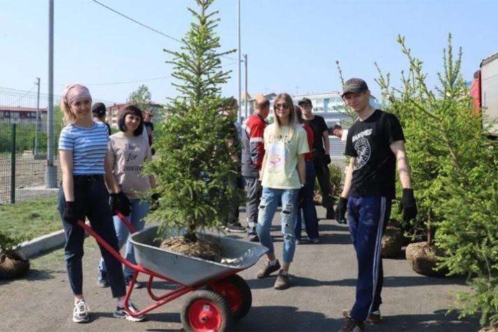 Сотрудники РУСАЛа вместе с городскими волонтерами высадили более 200 саженцев