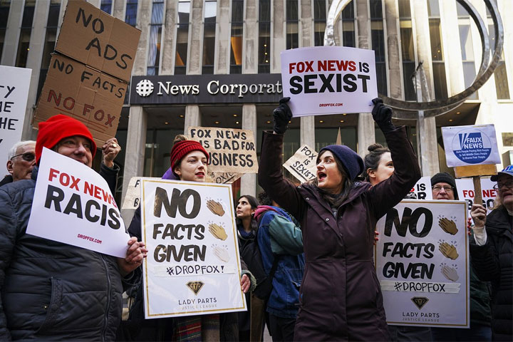 Fox News уволил самого популярного ведущего США. Чем он прославился?