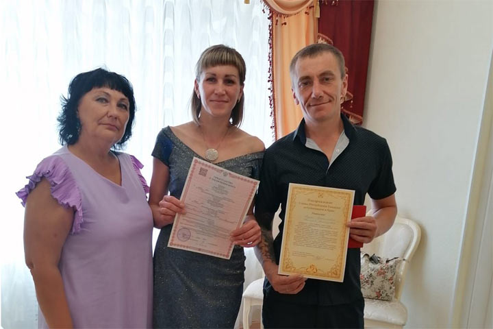 В Саяногорске зарегистрировали 200-ю семейную пару 
