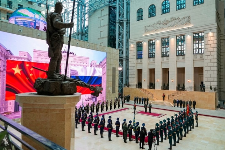 Что везет в Китай из России министр обороны Ли Шанфу