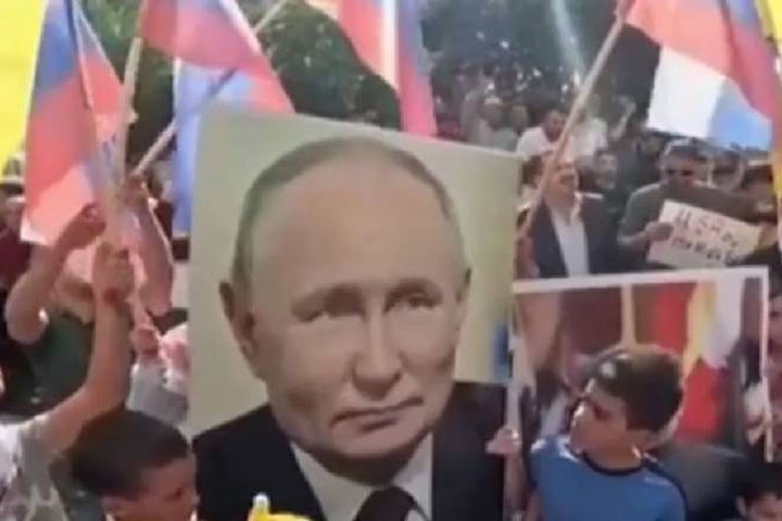 Палестинцы вышли на митинг с портретом Путина. Фото