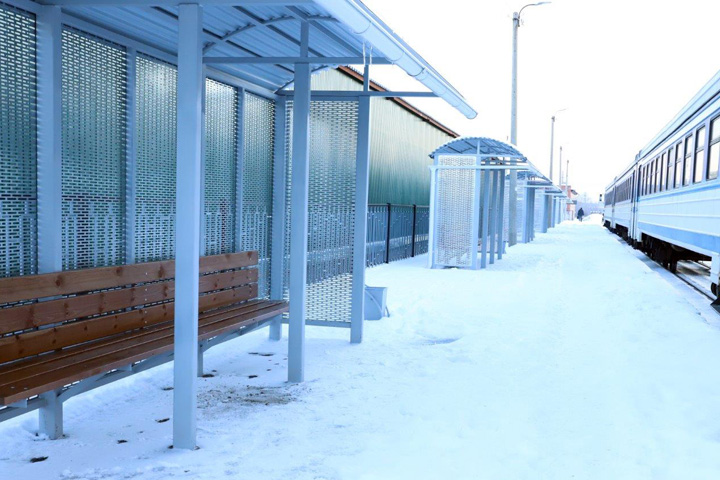 Перрон дизель-поезда в Саяногорске благоустроили для удобства сотрудников РУСАЛа
