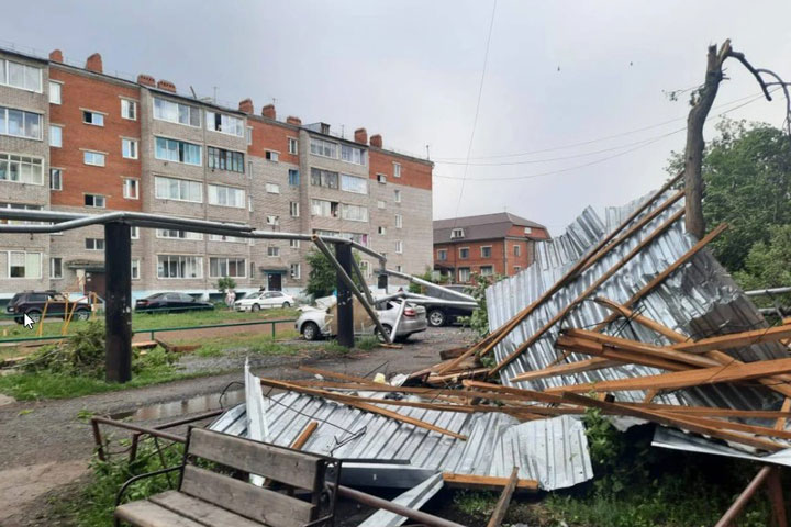 Разрушительный ураган с градом подобрался к соседям Хакасии