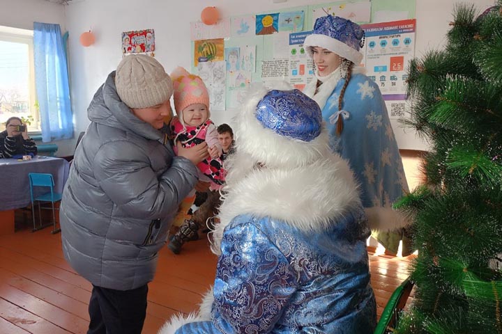 Дед Мороз и Снегурочка продолжают Волшебное турне по Боградскому району