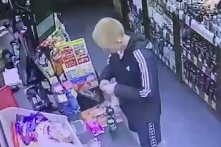 В Хакасии разыскивается похититель телефона с прилавка магазина