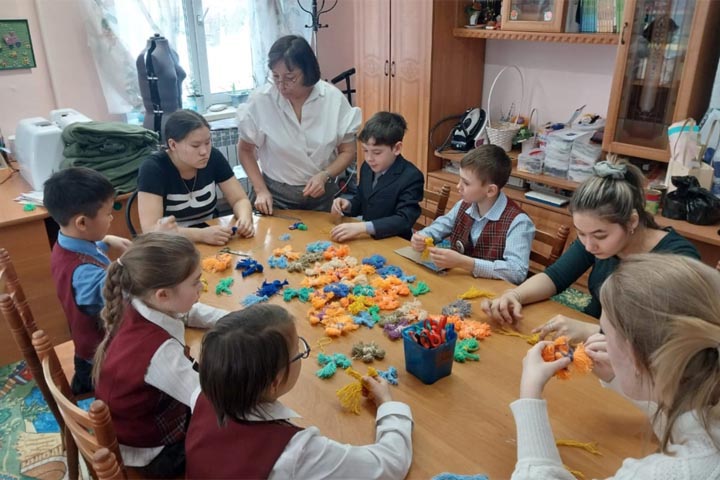 Школа-интернат для детей с нарушениями слуха в Хакасии помогает приближать Победу 